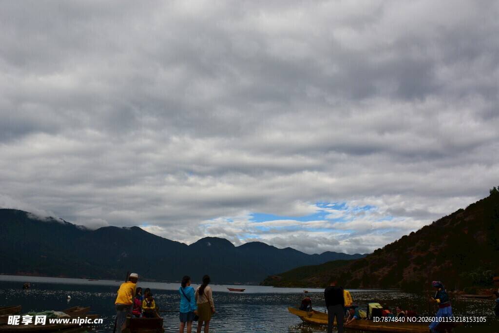 山间水边的户外工作场景