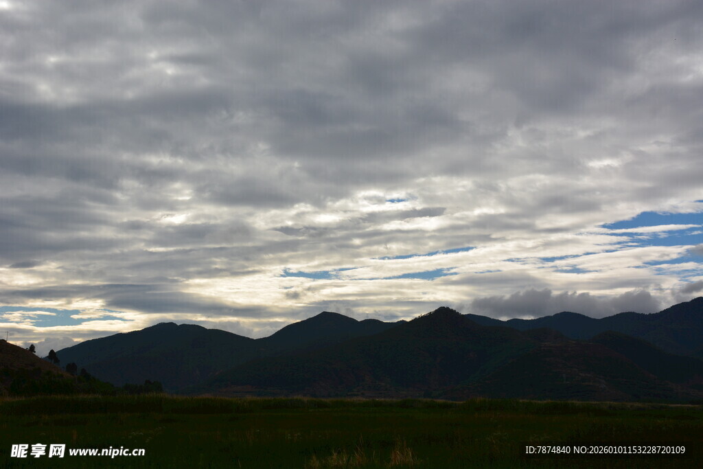 阴云下的山峦风光