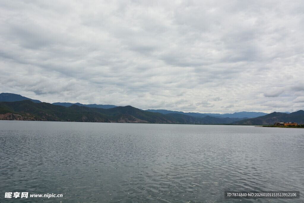 宁静湖水与远处山峦