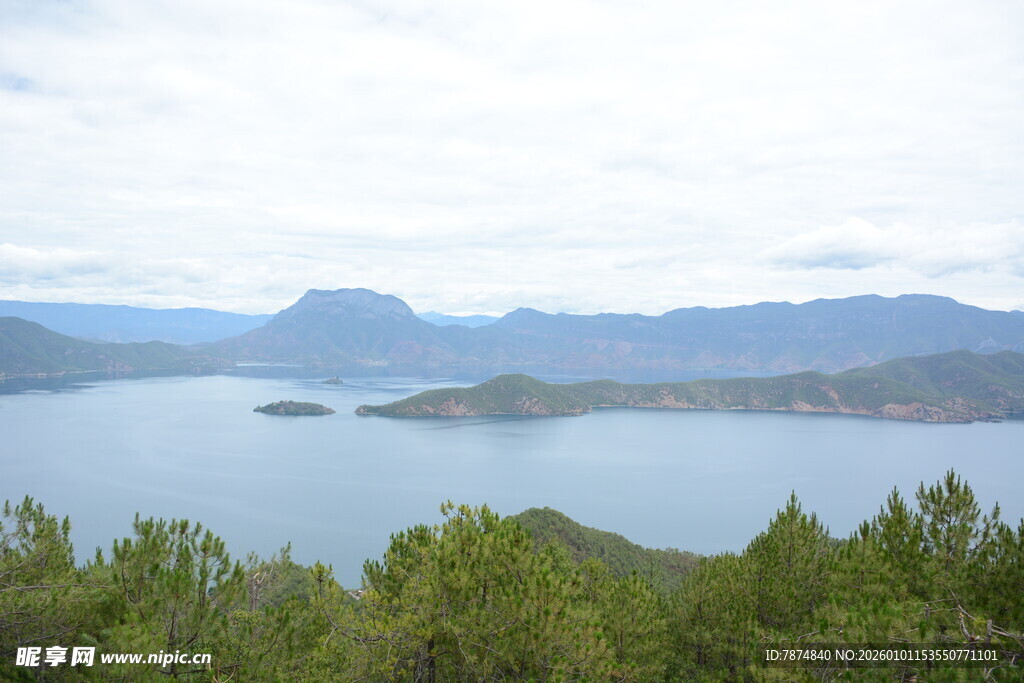 湖光山色间的自然美景