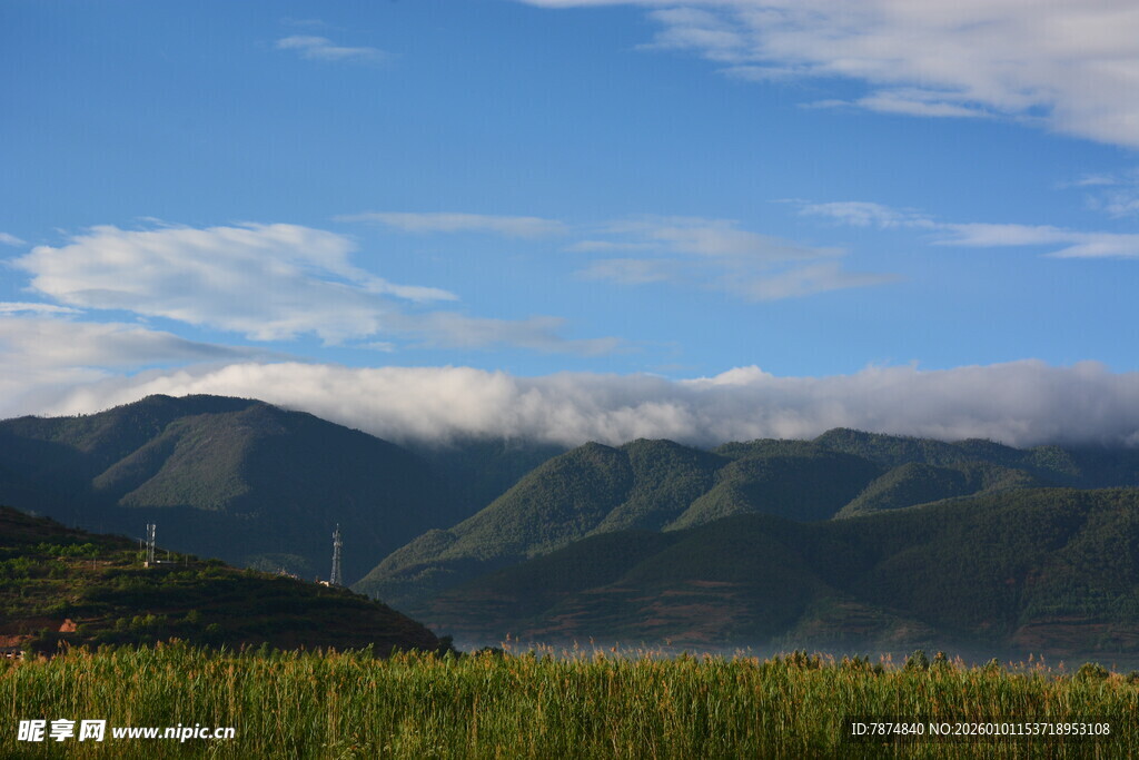 山间美景 蓝天白云覆绿野