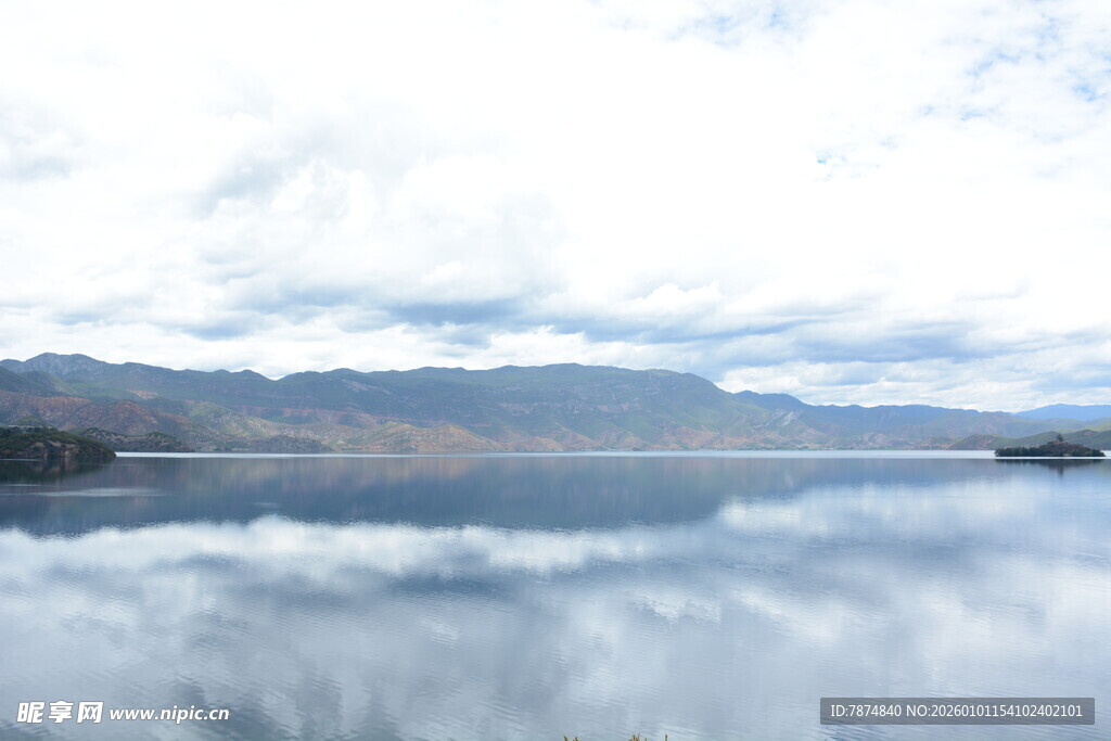 平静湖面倒映山峦美景