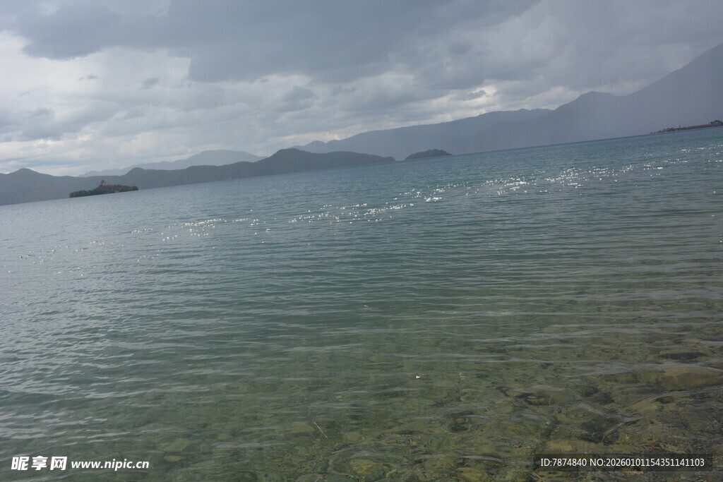 宁静湖水与远处山峦景色