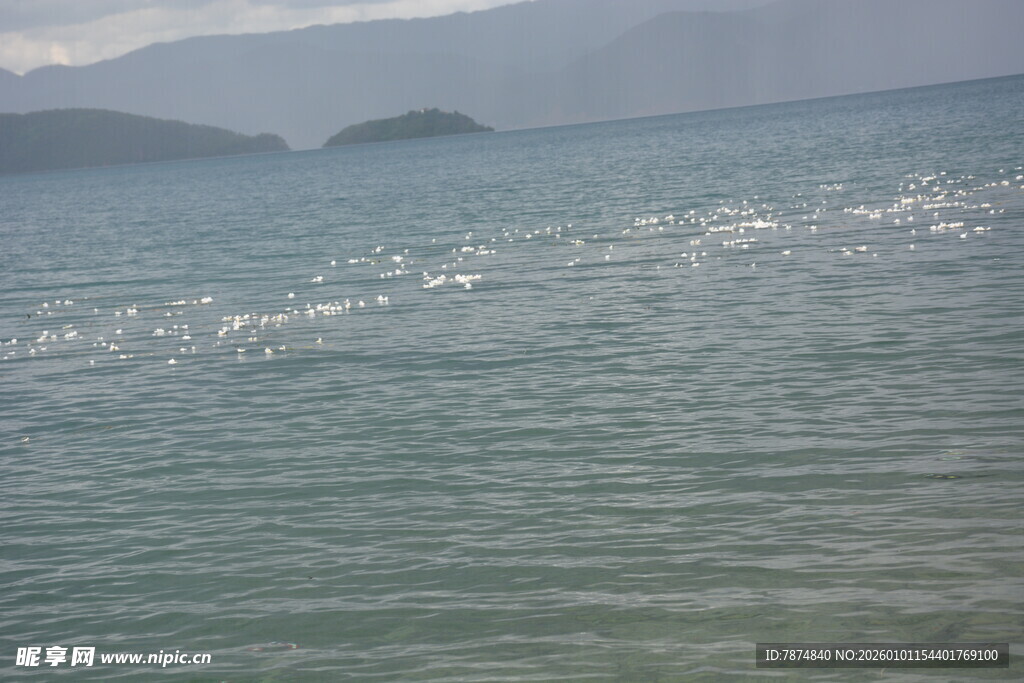 波光粼粼的宁静海面