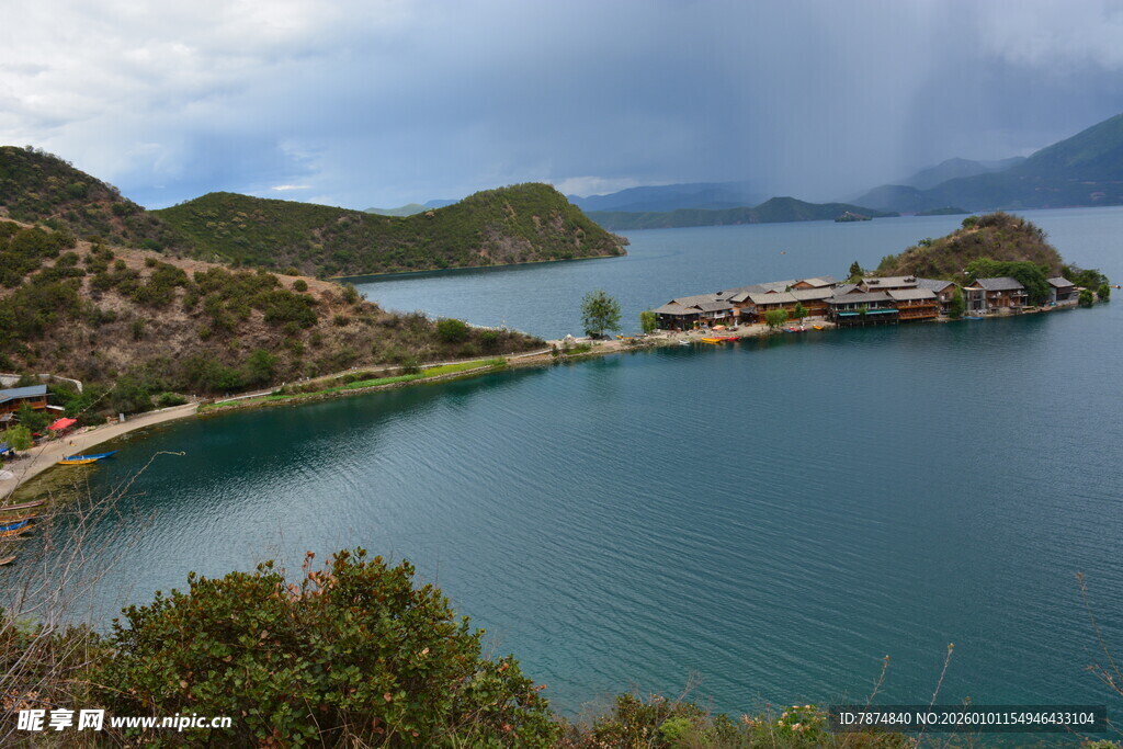 美丽湖湾与山峦景致