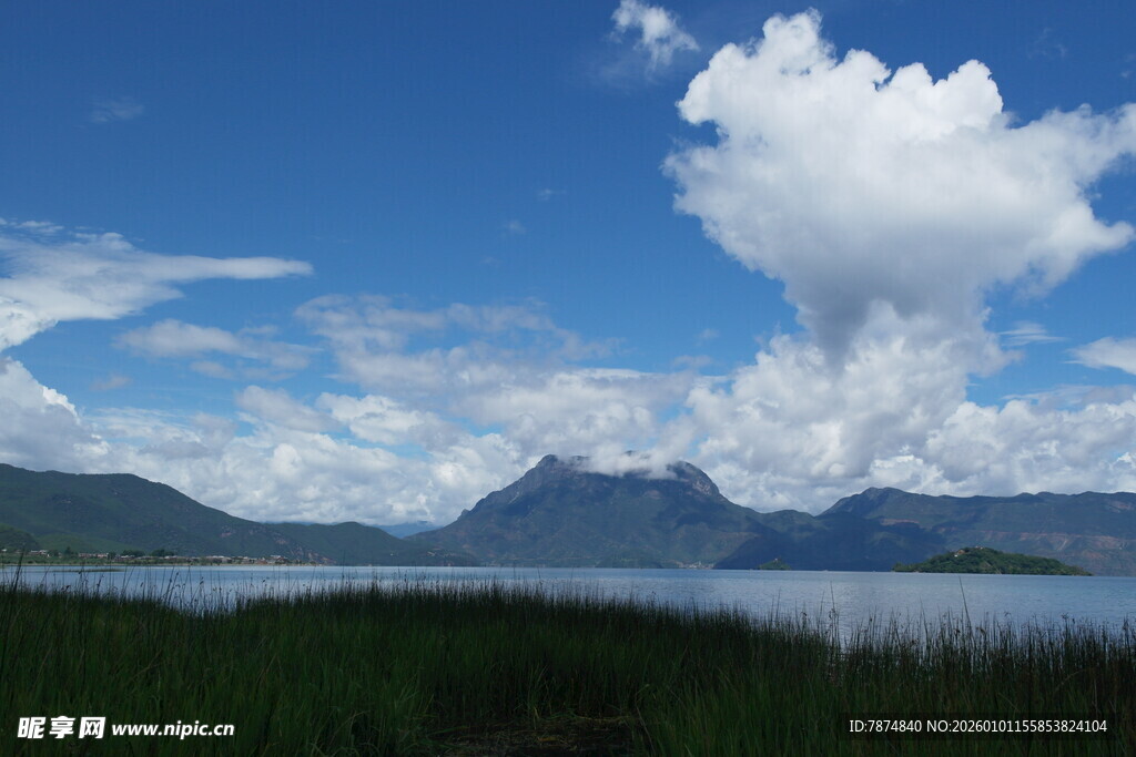 湖畔青山蓝天白云美景
