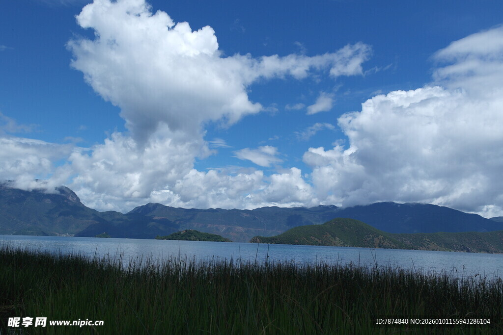 蓝天白云下的湖光山色