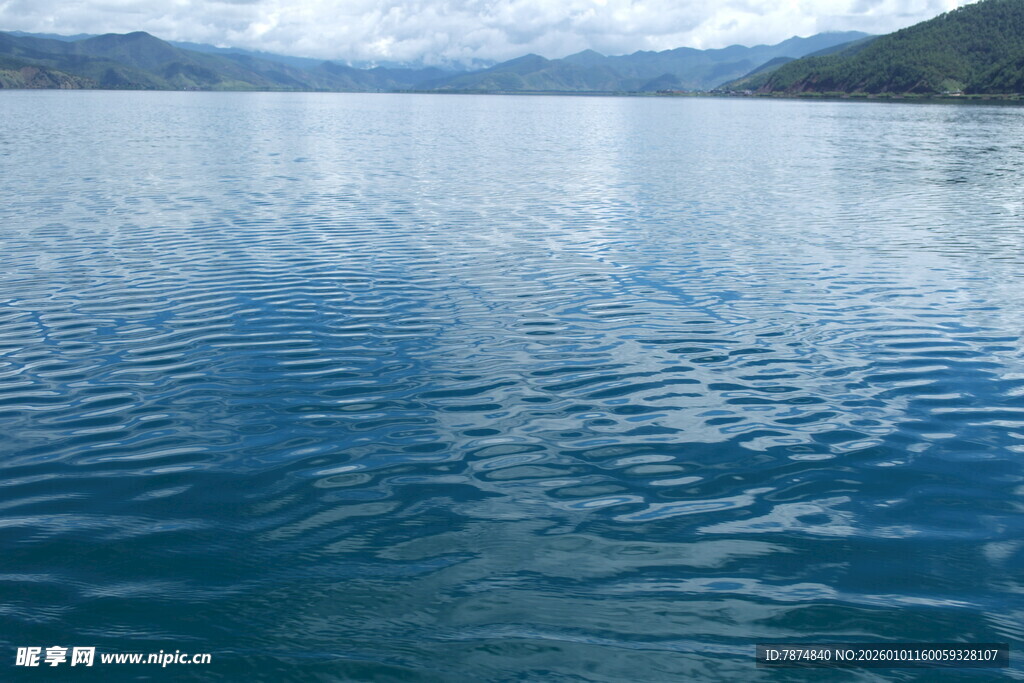 宁静蓝湖 水波轻漾