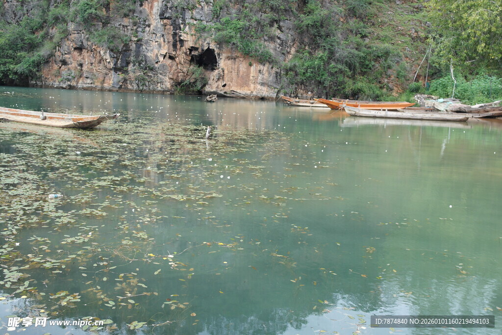宁静山水间的木舟景致