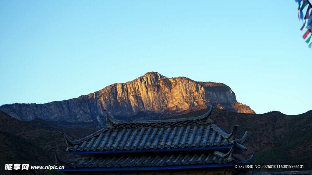 古建与远山的壮美景观