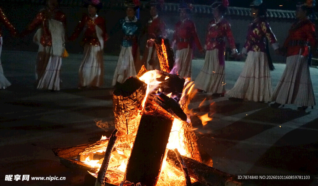 篝火旁的欢乐舞蹈场景