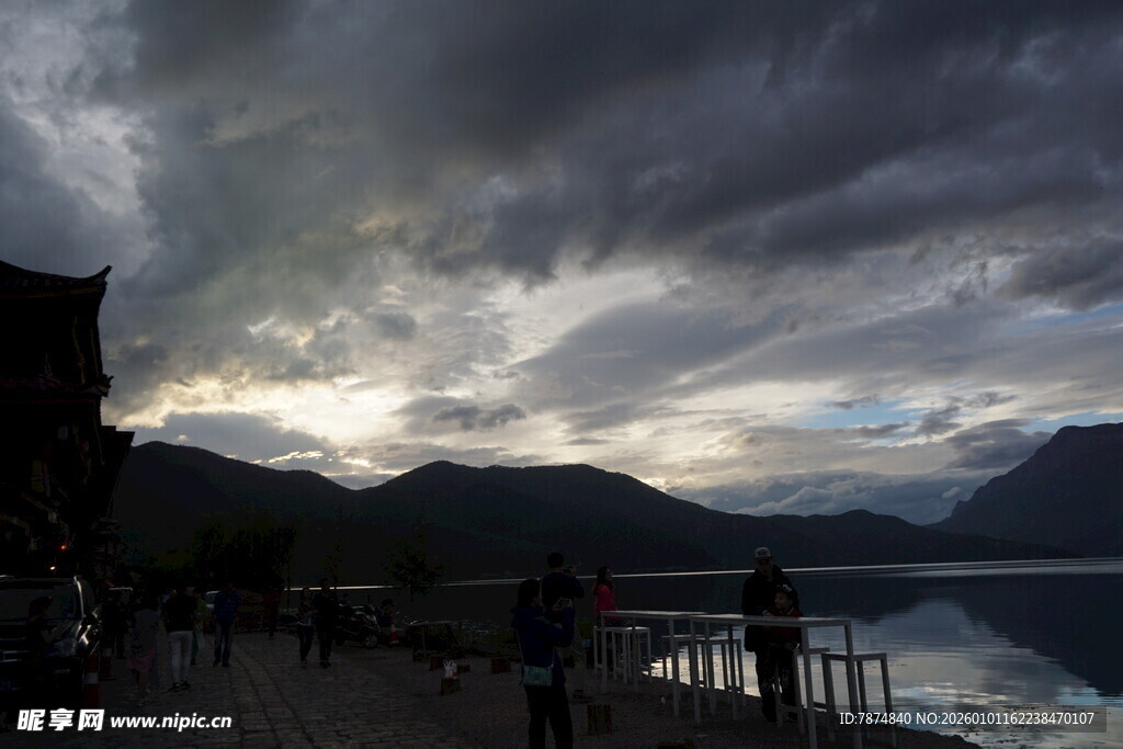 湖畔乌云密布的壮丽景致