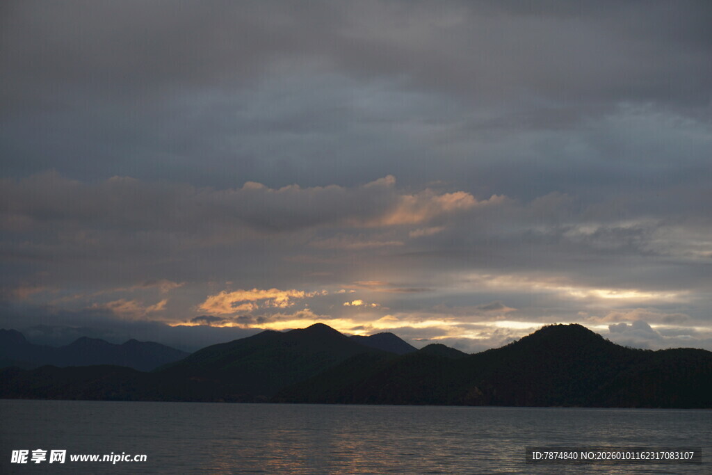 黄昏时分的山水天际景观
