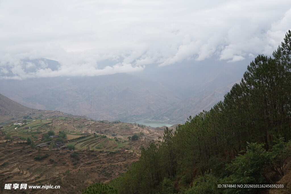 山间云雾缭绕的秀丽景致