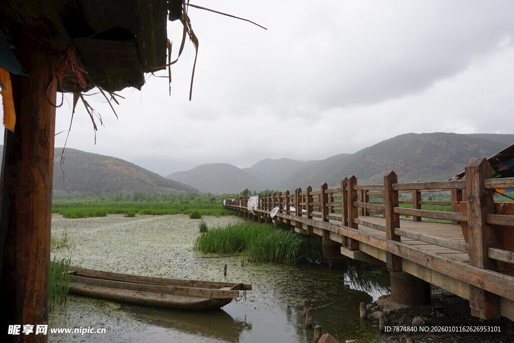水乡木桥小船的静谧景致