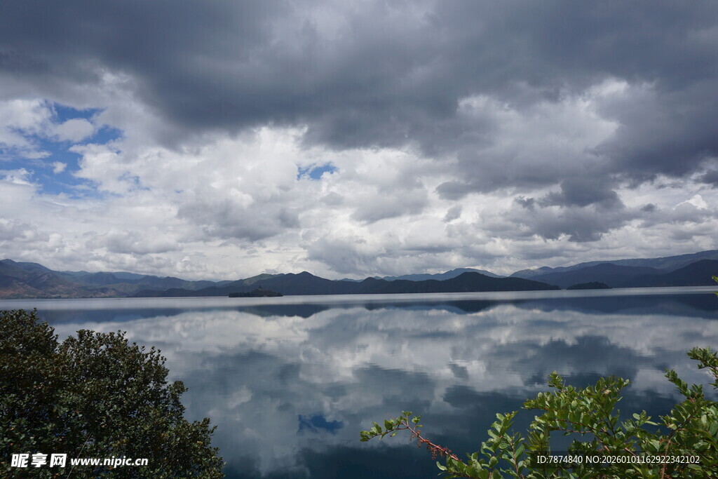 湖畔乌云下的静谧湖景