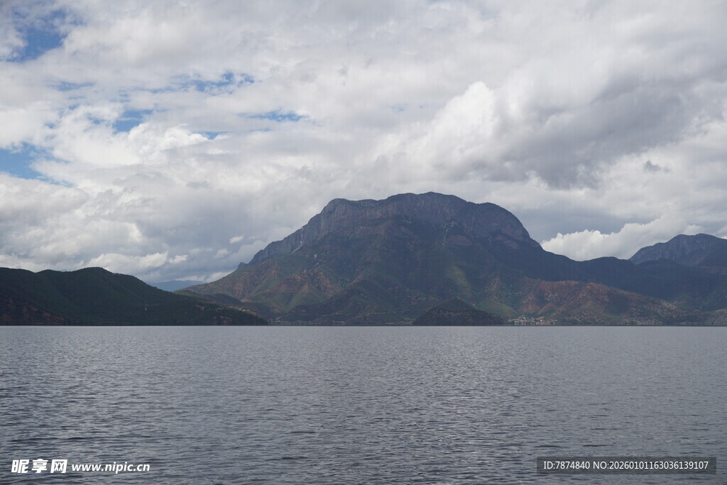 湖畔远山风景图