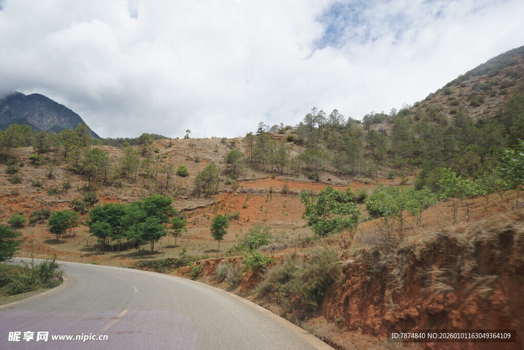 蜿蜒山间公路风景