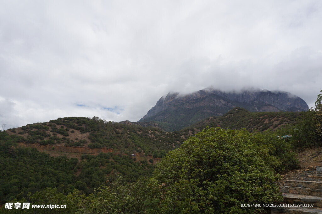 云雾缭绕的山间景致