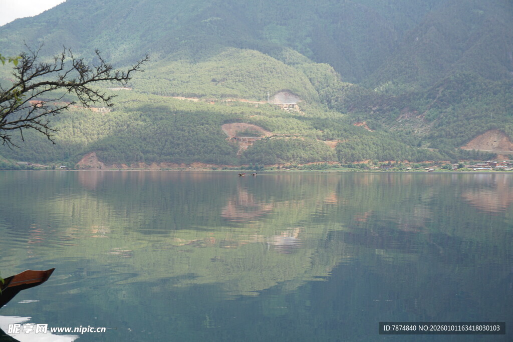 山水相依的静谧湖景