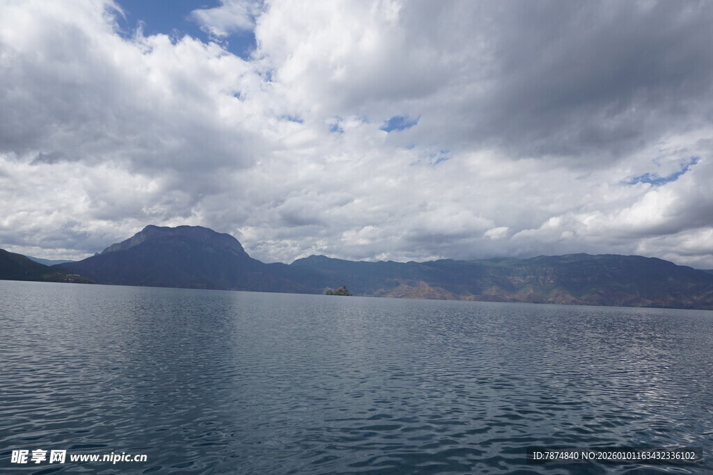 宁静湖景与远处山峦