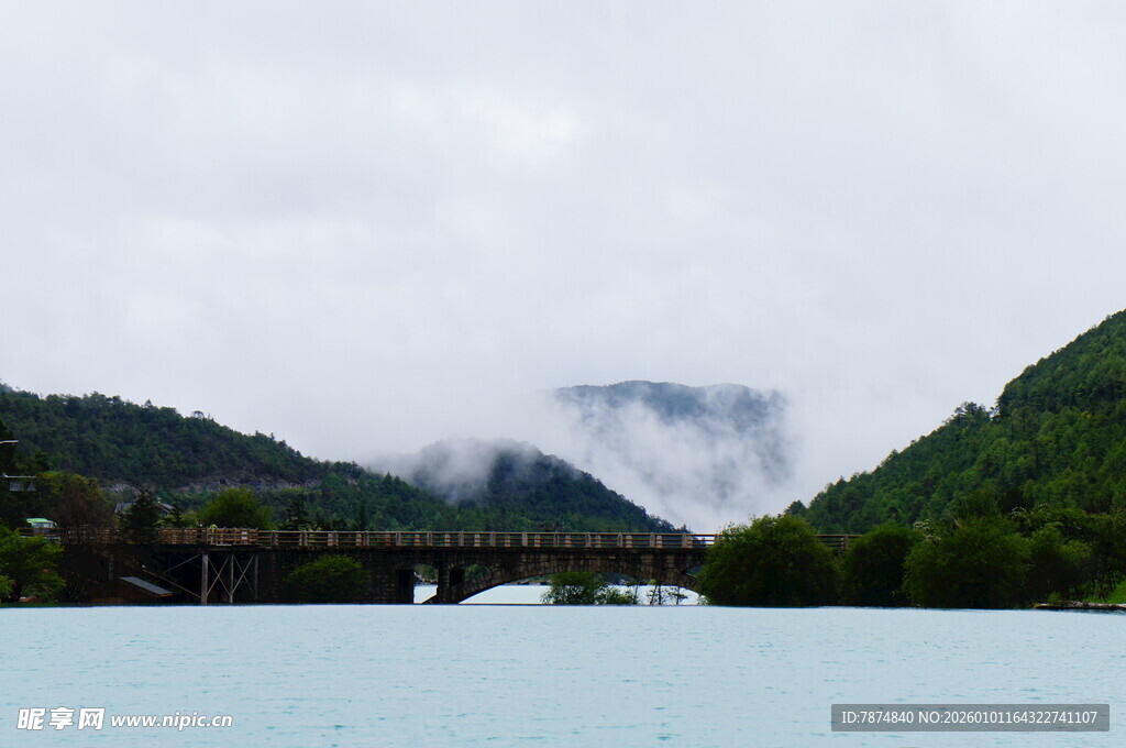 云雾缭绕的山水美景