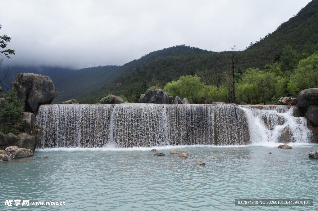 山间瀑布下的清澈潭水
