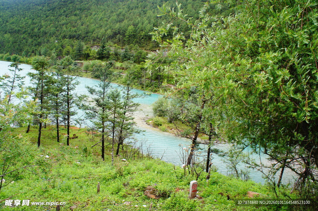 山间翠绿河流风景图