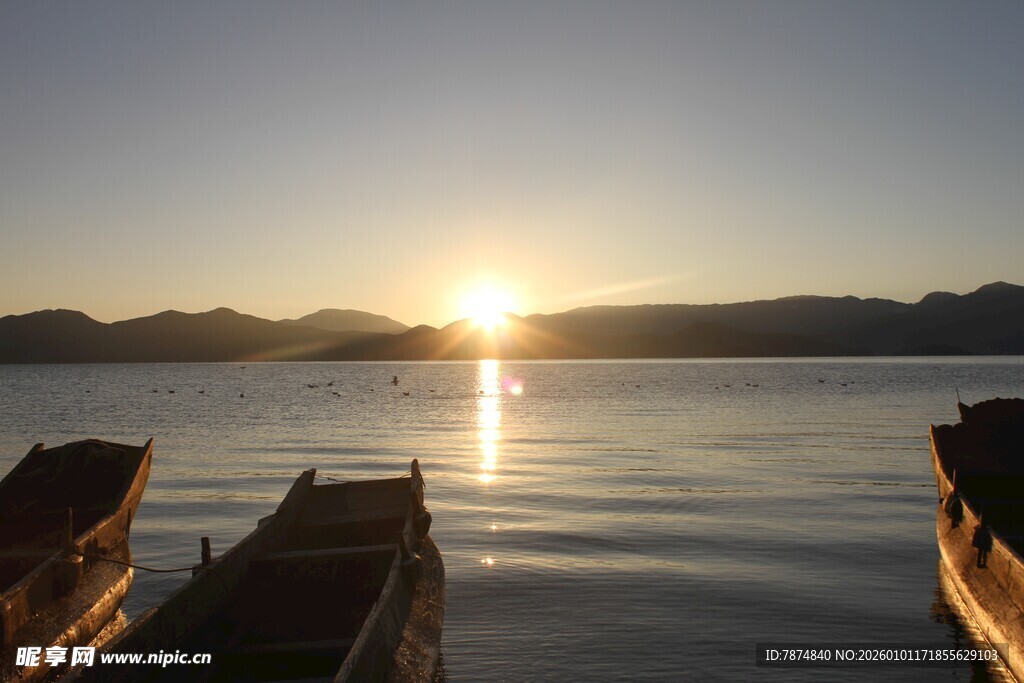 湖畔日落美景