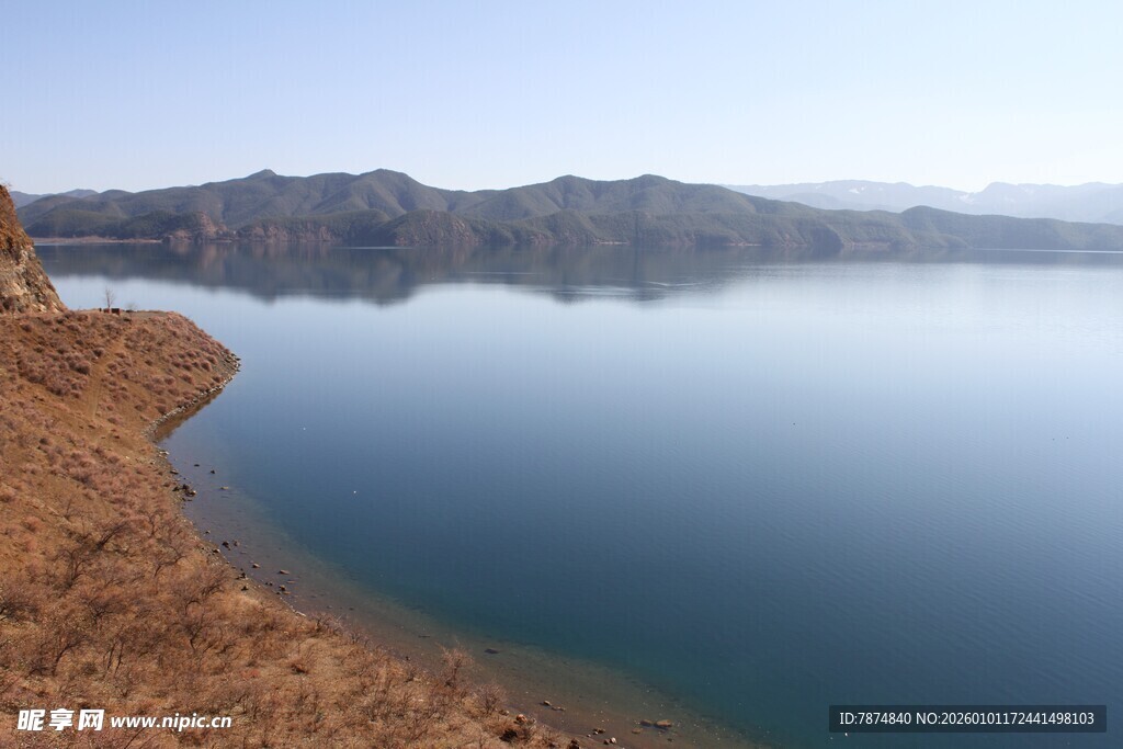 宁静湖畔的美丽水岸风光