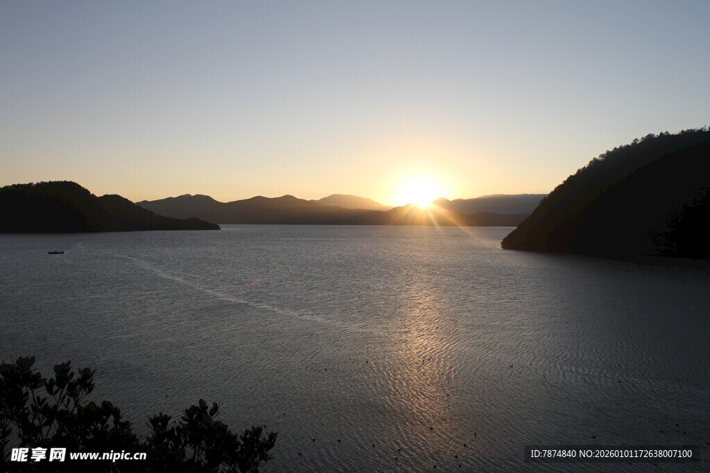 日落时分的宁静山水景色