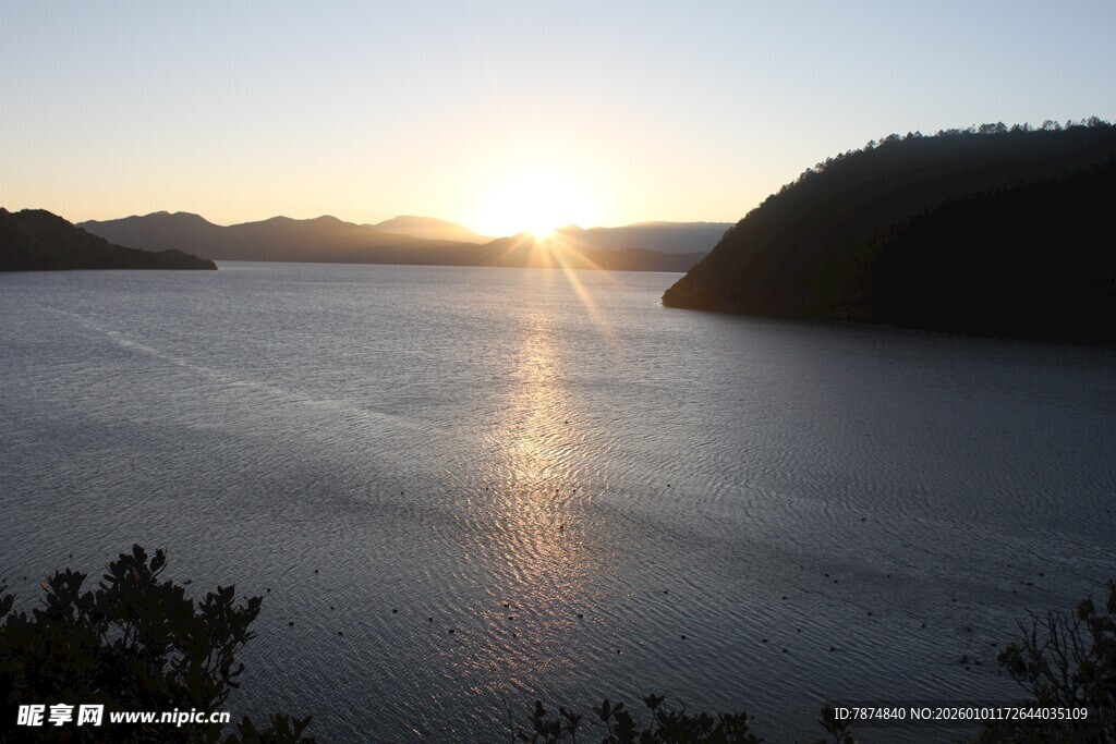 夕阳下宁静的湖光山色