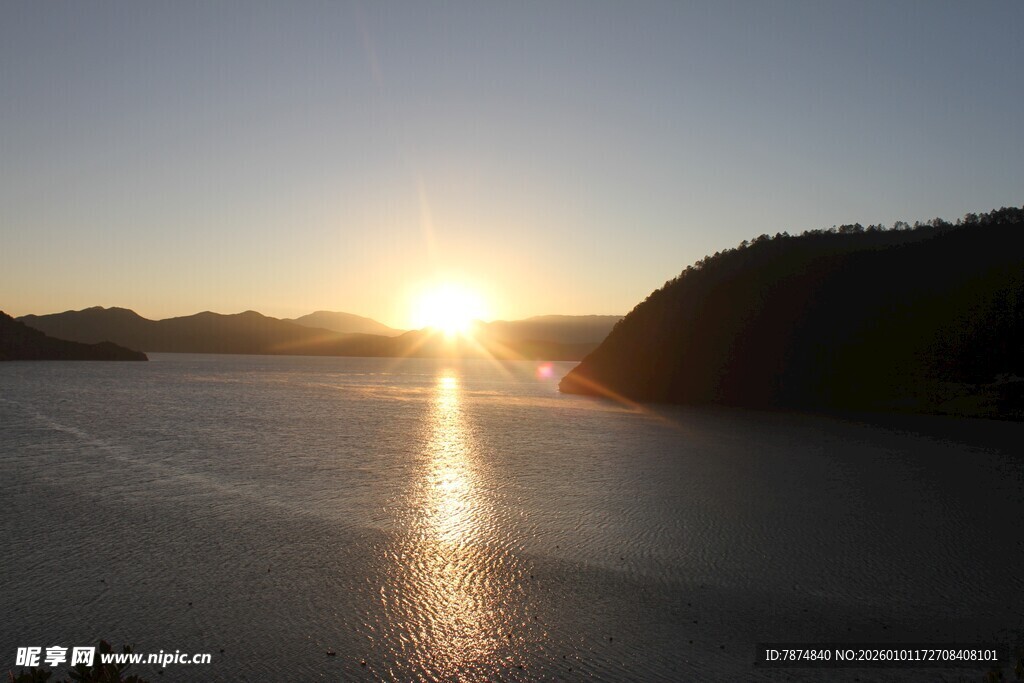 日落时分的宁静湖面