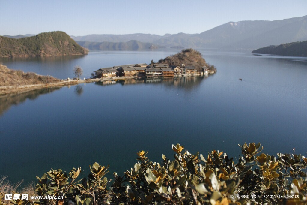 湖畔美景 远山近水相依