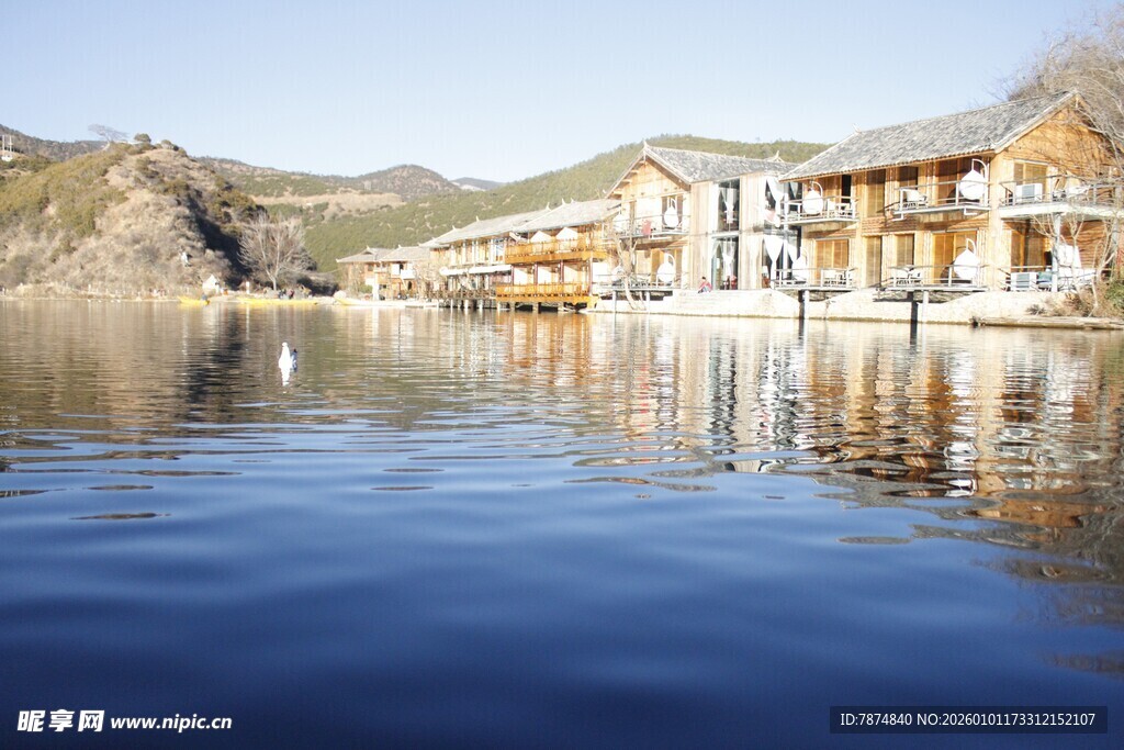 湖畔建筑倒影 宁静美景