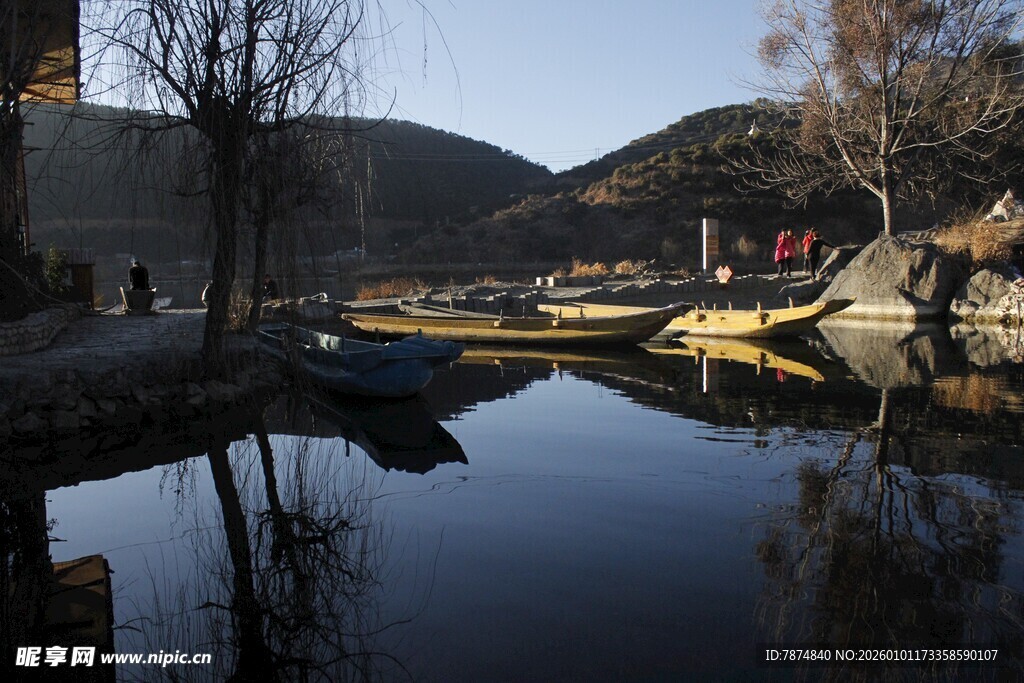 宁静水乡小船倒影之景
