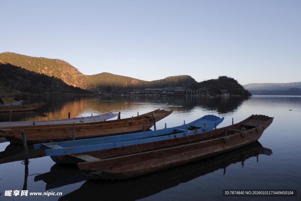 湖畔停泊的几叶扁舟