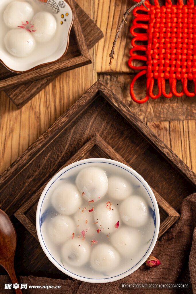 传统中式汤圆摆拍图