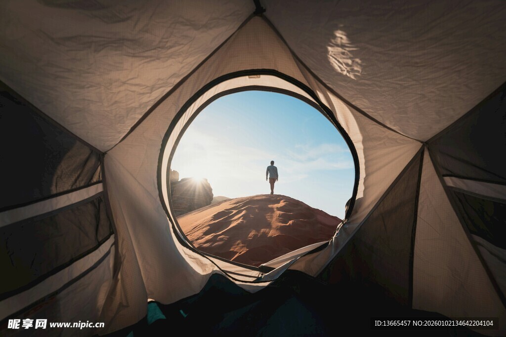 帐篷内视角看户外徒步者
