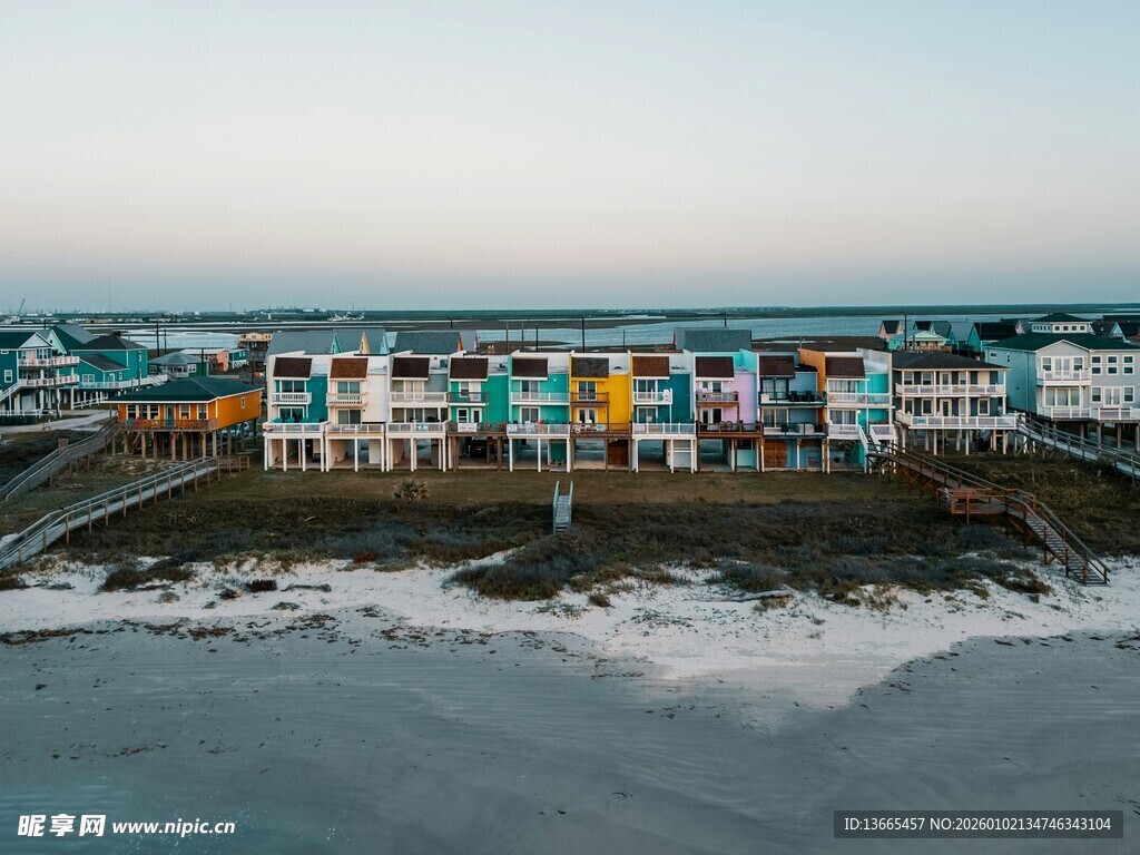海滨多彩房屋俯瞰美景
