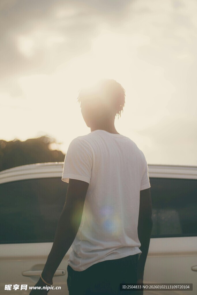 逆光而立的男子背影