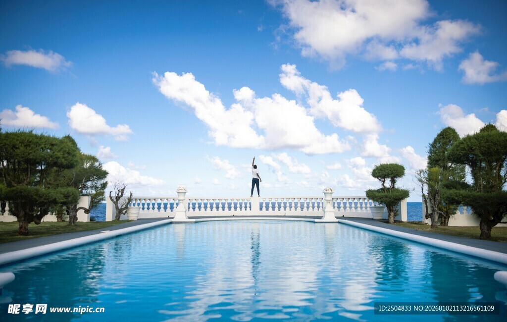 奢华泳池畔的浪漫景致