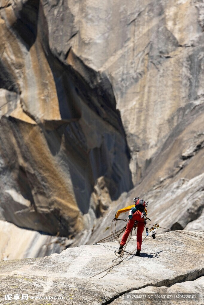 单人攀登陡峭岩石山峰