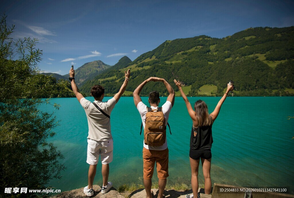 三人湖畔欢呼赏美景