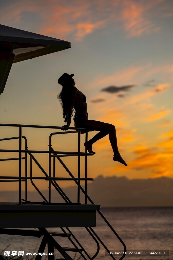 夕阳下的救生员剪影