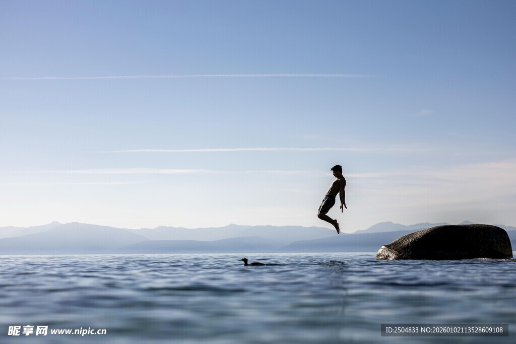人跃于海面的动感瞬间