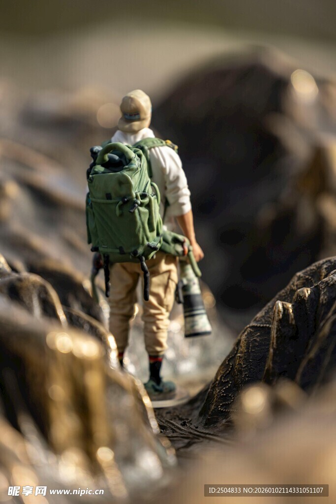 徒步者穿行于嶙峋山石间