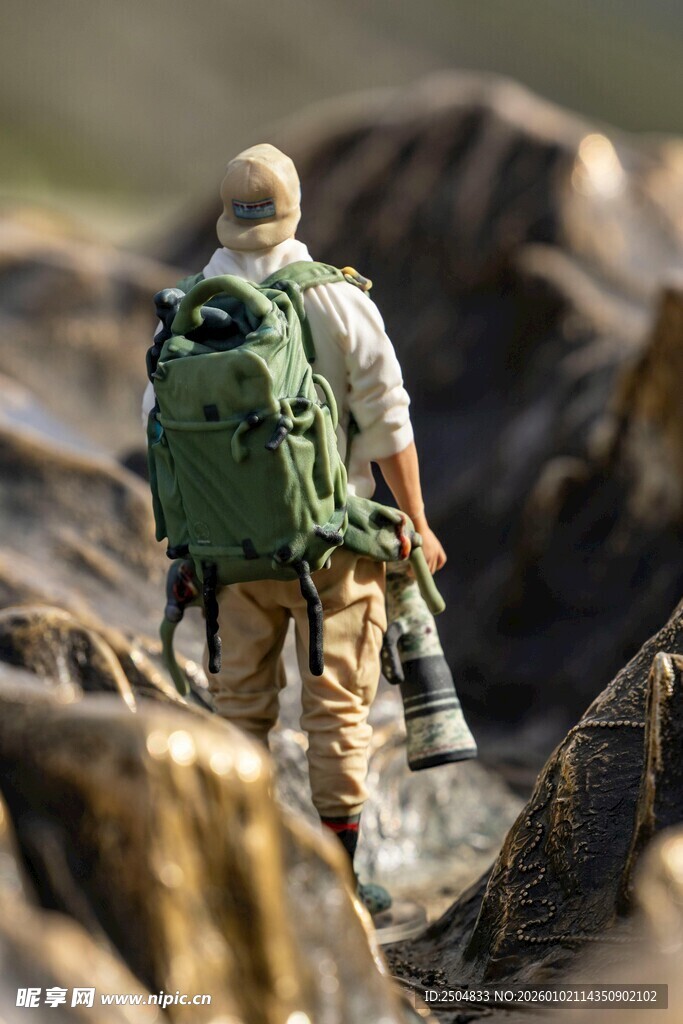 徒步者穿行于嶙峋山石间