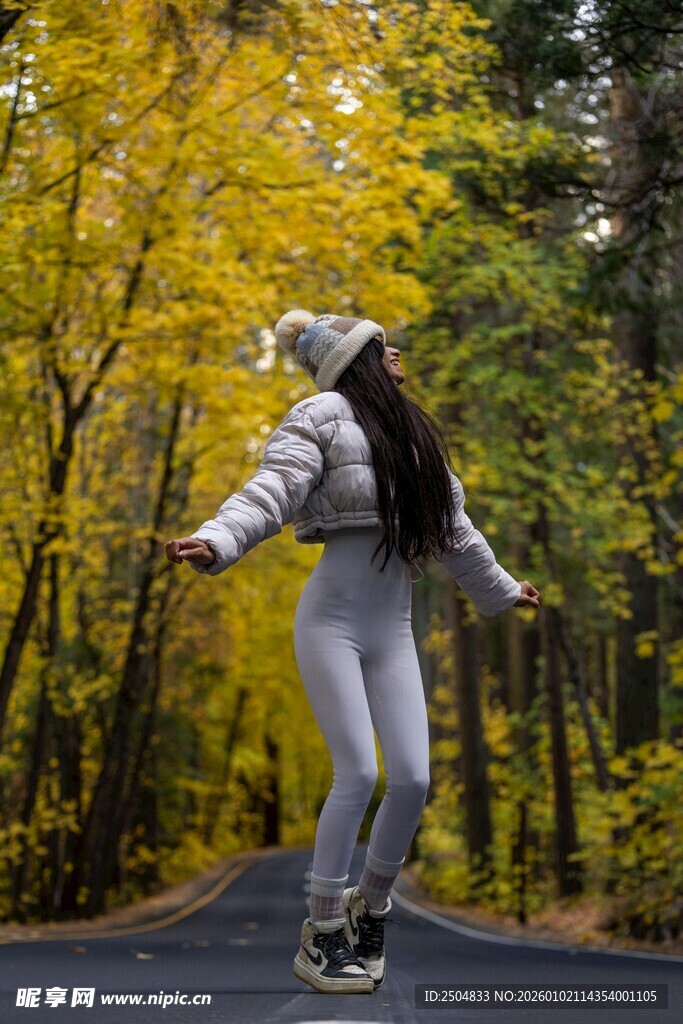 秋日林间女子滑板英姿