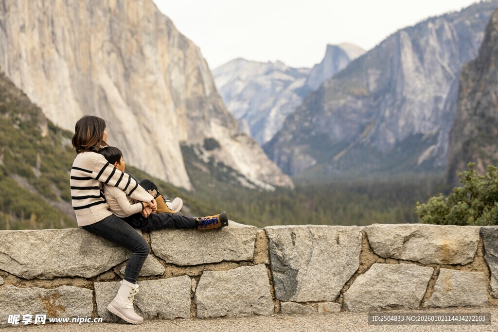 女子依石赏壮丽山景